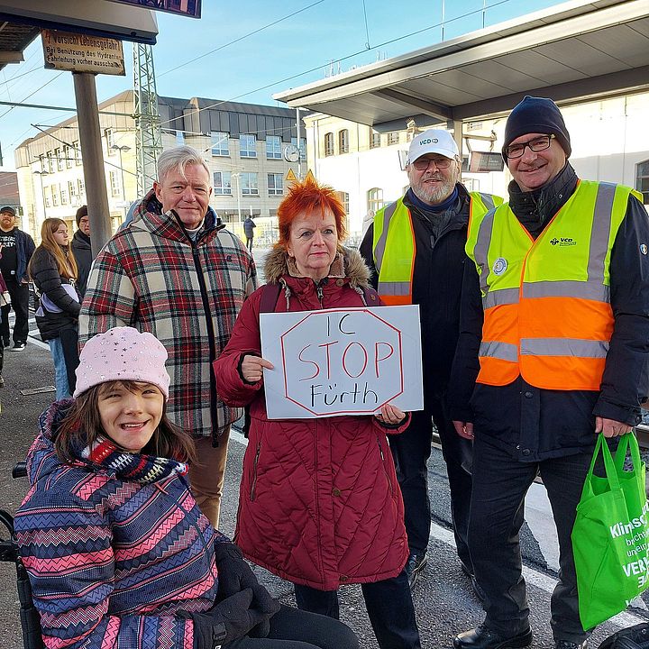 Protest am Fürther Bahnhof wegen fehlendem ICE Halt.